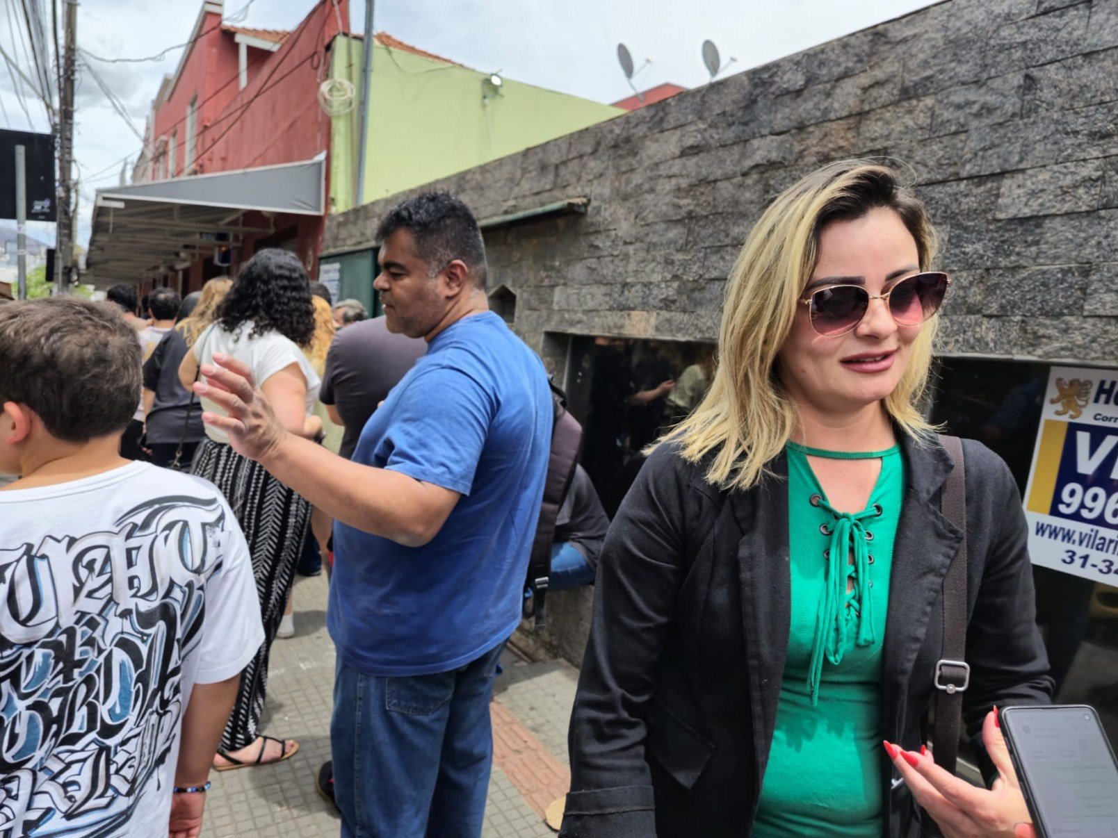 Gabriela Orlandi, maquiadora de 45 anos, frequenta o Bar Bolão desde criança e foi se despedir -Jair Amaral/EM/D.A Press
