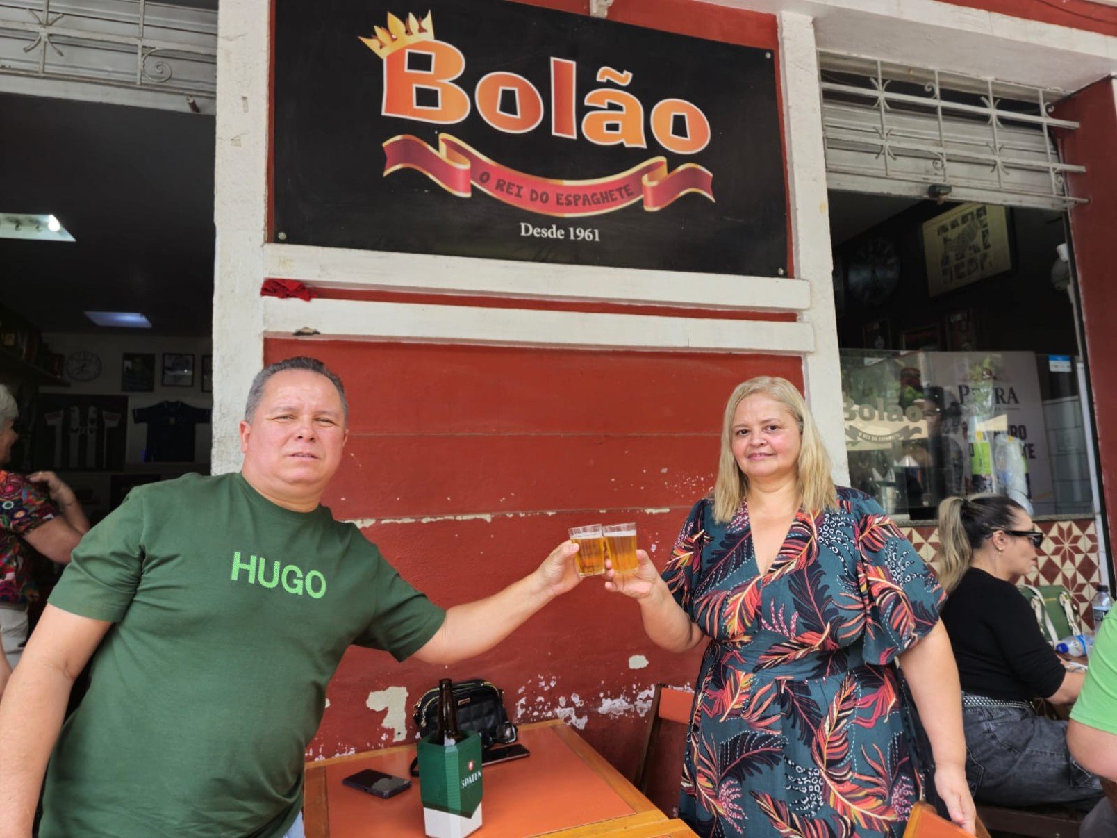 O casal Jacqueline San Juan, de 56, e Christian Glayson dos Reis, de 50, chegou antes do horário de abertura do bar para a despedida-Jair Amaral/EM/D.A Press