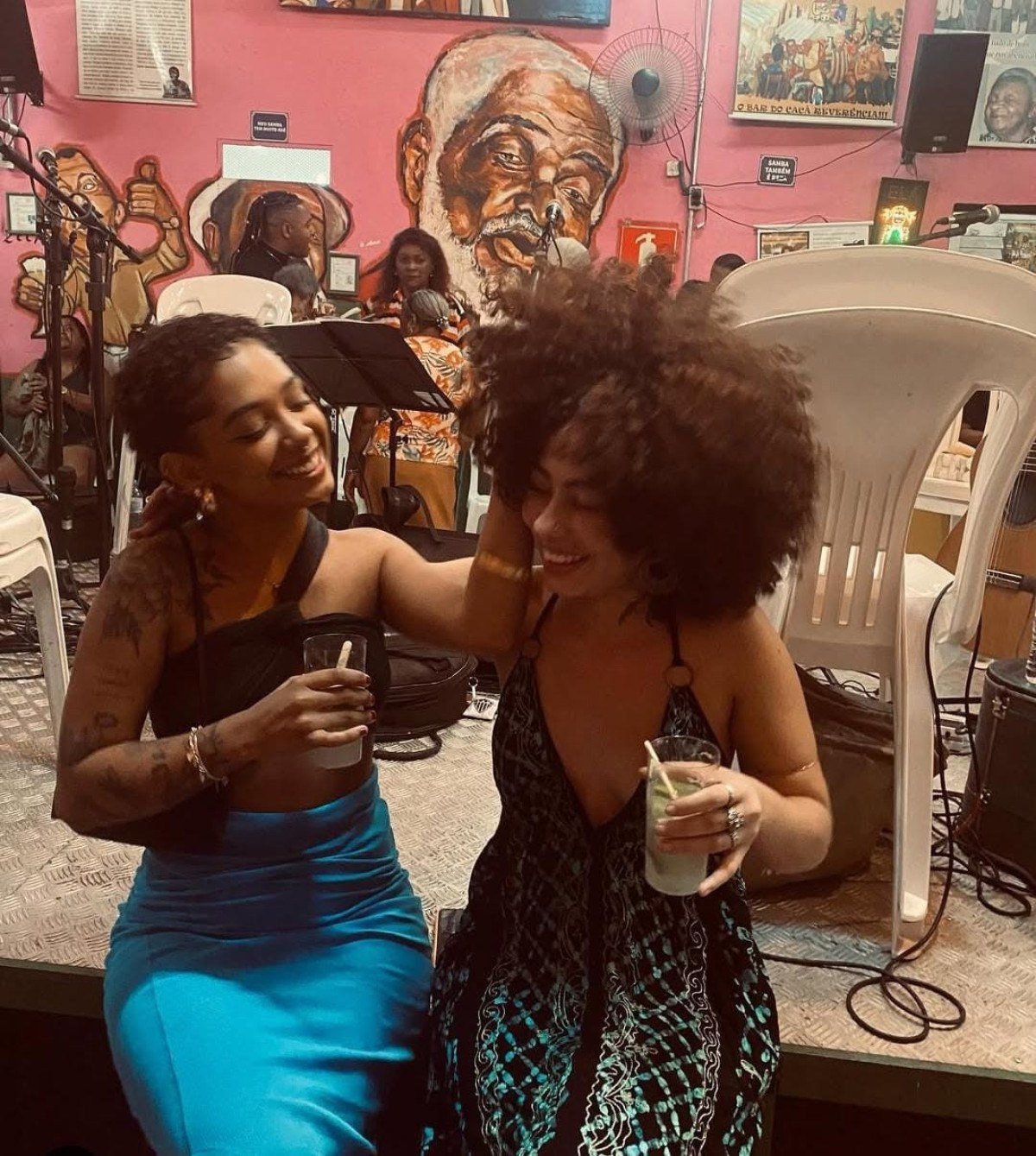 Entre o cansaço e a vontade de estar com os amigos, como a bartender Vitória Beatriz (esquerda), Amanda de Castro (direita) transforma a madrugada em um intervalo de liberdade Entre o cansaço e a vontade de estar com os amigos, como a bartender Vitória Beatriz (esquerda), Amanda de Castro (direita) transforma a madrugada em um intervalo de liberdade