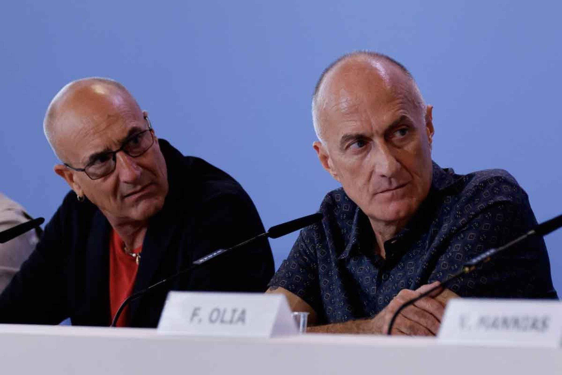 Leonardo Fasoli e Stefano Solima, criadores da s&eacute;rie O monstro de Floren&ccedil;a, est&atilde;o sentados em frente a microfones durante entrevista