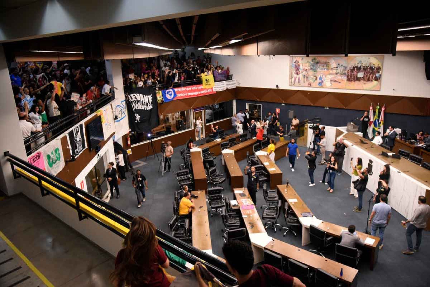 Na era da polarização,  casas legislativas  duplicam pautas