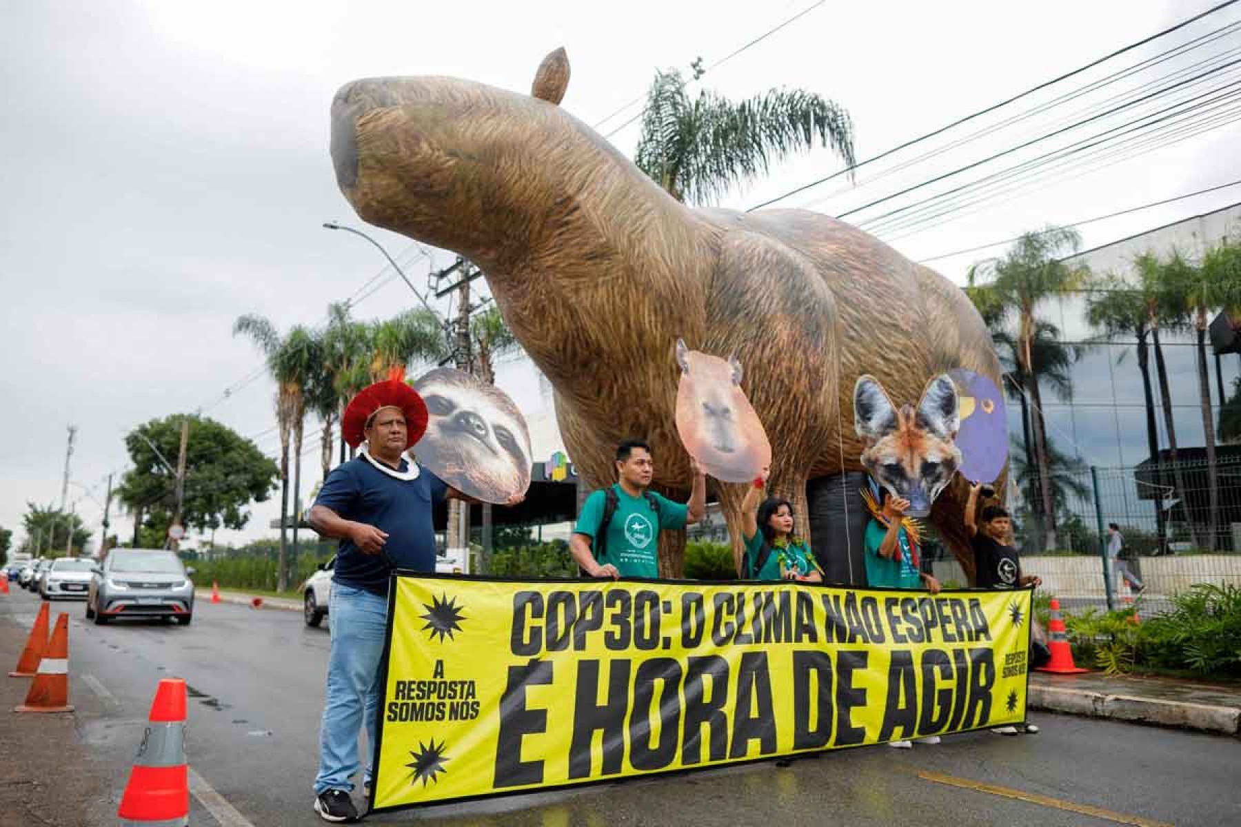 Indígenas protestam em Belém com mensagem para a urgência de agir contra as mudanças climáticas -  (crédito: Sergio Lima/AFP)
