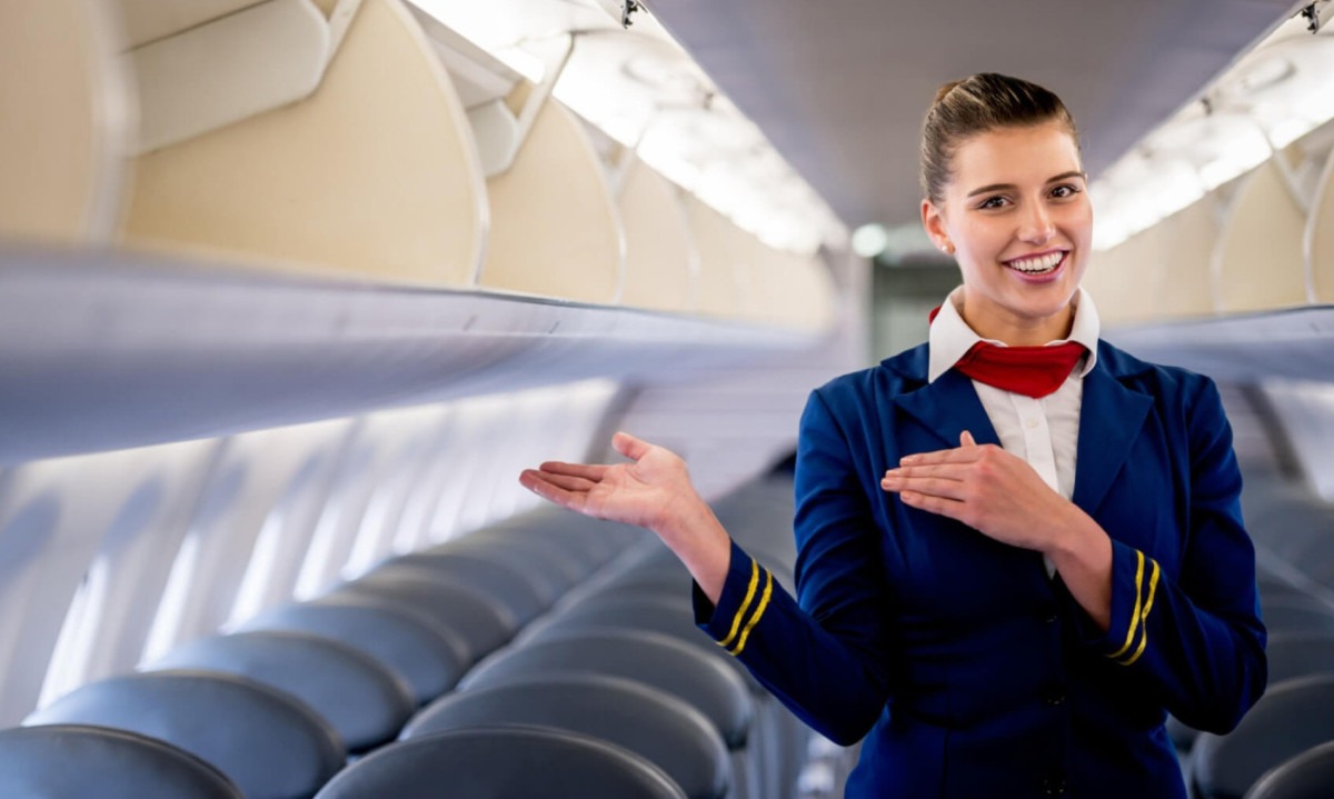 Comissárias de bordo precisam seguir regras de penteados e maquiagem - (crédito: Internet/reprodução)