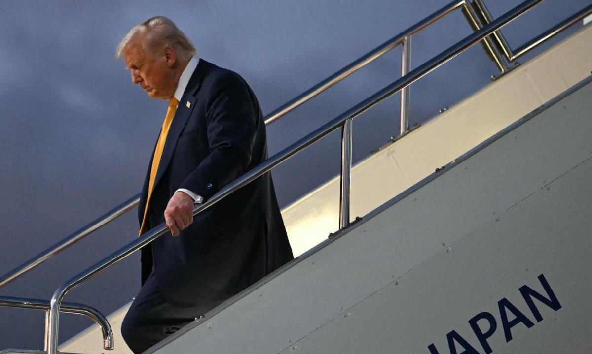 Trump desce a escada do Air Force One, avião oficial da presidência dos EUA -  (crédito: ANDREW CABALLERO-REYNOLDS / AFP)