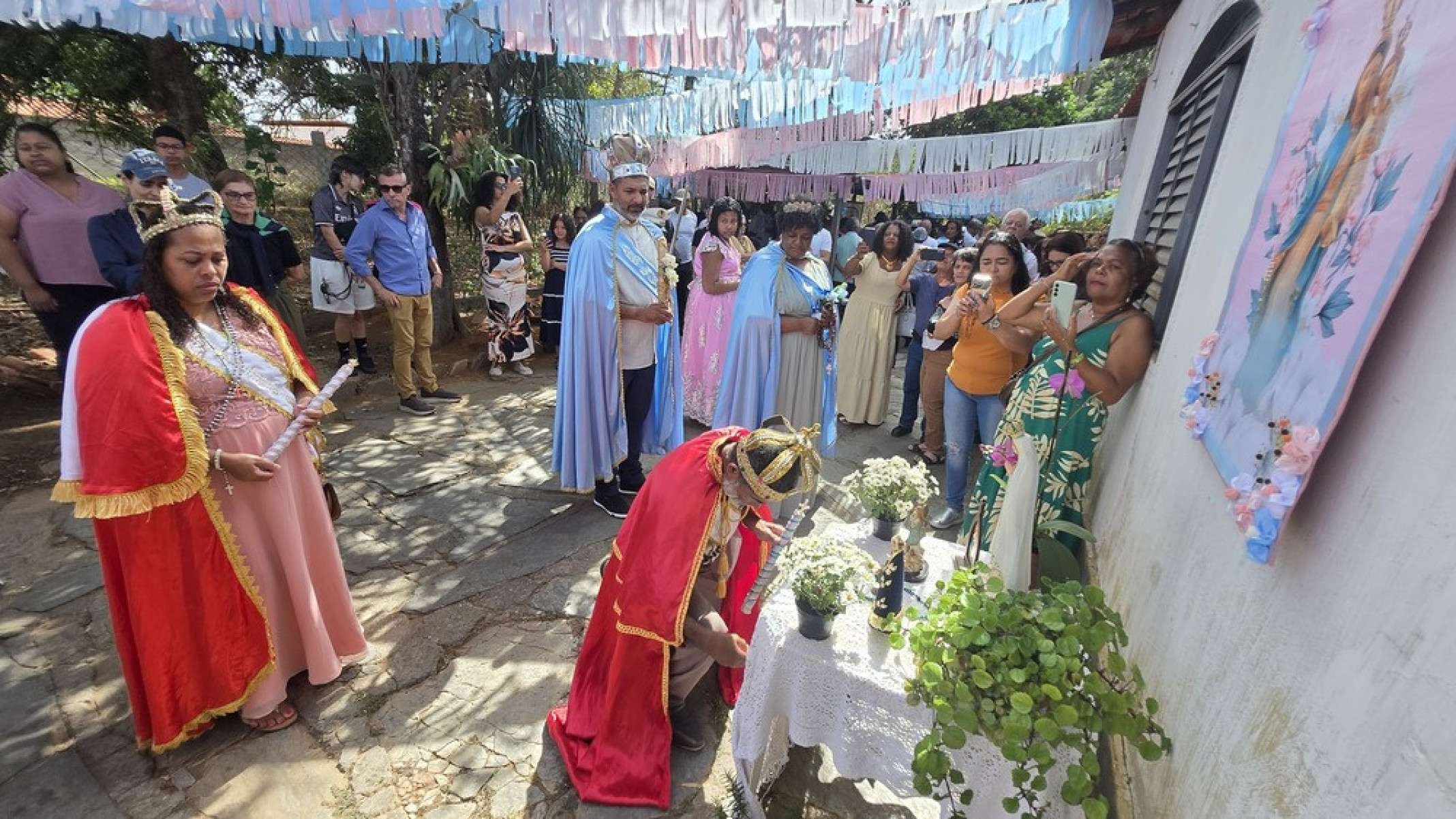 Grupos de Congado de Lagoa Santa em região participaram do café da manhã na casa da Rainha Adélia do Carmo, vice-prefeita da cidade Grupos de Congado de Lagoa Santa em região participaram do café da manhã na casa da Rainha Adélia do Carmo, vice-prefeita da cidade
