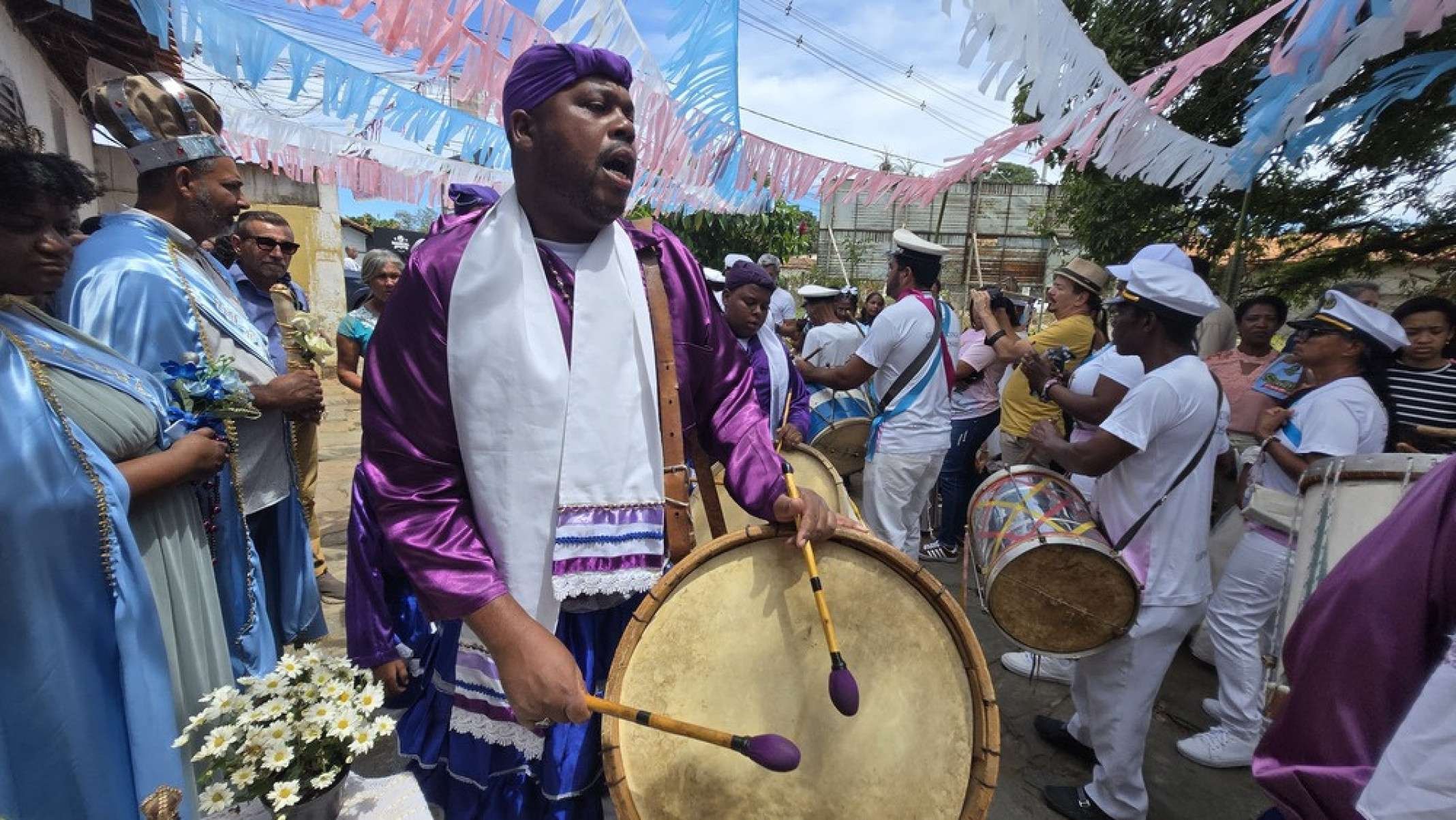 Tanto na Umbanda, quando no Congado, os tambores são usados para criar frequência sonora para conexão com o Divino Tanto na Umbanda, quando no Congado, os tambores são usados para criar frequência sonora para conexão com o Divino