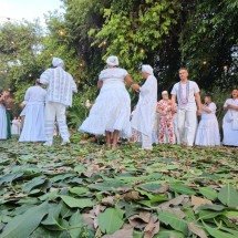 Tapete de folhas cobre o chão sagrado para a festa de Umbanda da Pisada dos Caboclos -  (crédito: Carlos Altman/EM)