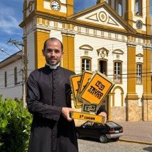 'Fé inabalável nas cartas': padre e avô vencem competição nacional de truco - Instagram/@pe.caiomelo