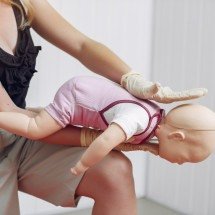 Associação muda técnicas de desengasgo em bebês, crianças e adultos