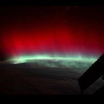 Astronauta detecta luzes vermelhas e faz registro raro da aurora - Divulgação  Nasa