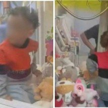 Garoto de 4 anos é resgatado de máquina de bichos de pelúcia em pizzaria - Reprodução 