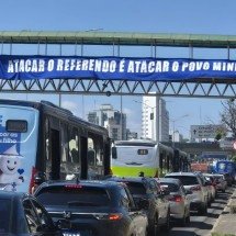 Manifestantes protestam contra PEC da Copasa em frente a evento de Simões - Jair Amaral/EM/D.A. Press