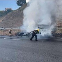 Vídeo: caminhão pega fogo em rodovia na Grande BH - Reprodução/CBMMG