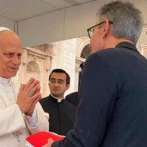 Papa Leão XIV recebe obra de artesãs de Sabará - Imagem: Agência Minas/Reprodução