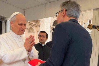 Papa Leão XIV recebe obra de artesãs de Sabará