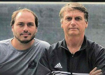 Carlos Bolsonaro e Jair Bolsonaro -  (crédito: REDES SOCIAIS/REPRODU&Ccedil;&Atilde;O)
