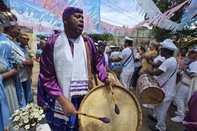 Tanto na Umbanda, quando no Congado, os tambores são usados para criar frequência sonora para conexão com o Divino -  (crédito: Carlos Altman/EM)