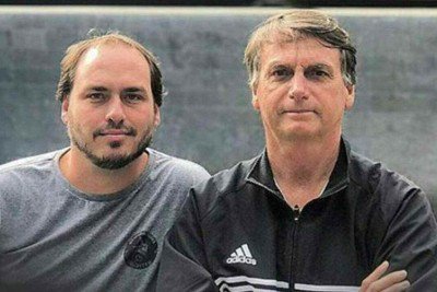 Carlos Bolsonaro e Jair Bolsonaro -  (crédito: REDES SOCIAIS/REPRODUÇÃO)