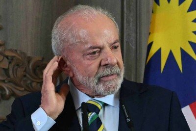 Lula leva mão direita ao ouvido direito em entrevista coletiva na Malásia, depois de reunião com Trump -  (crédito: ARIF KARTONO / AFP)