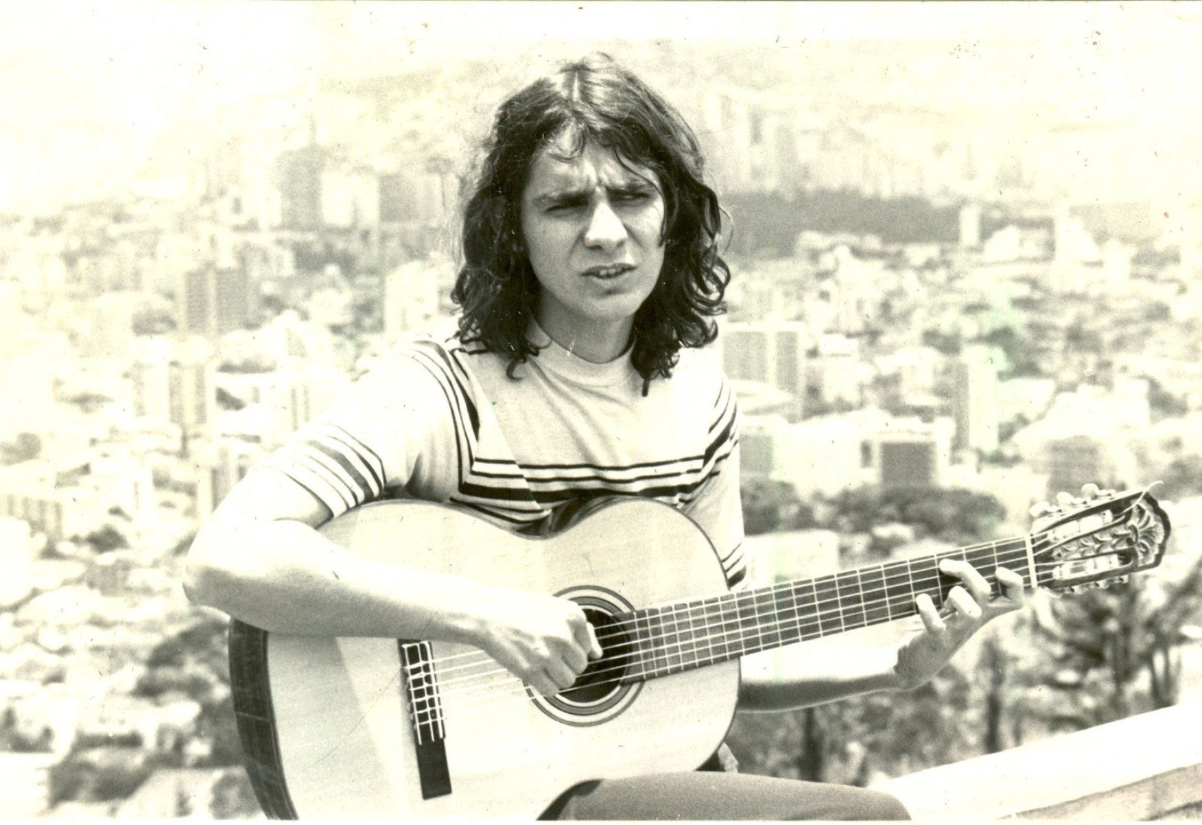 Lô Borges adolescente tocando violão-Arquivo EM