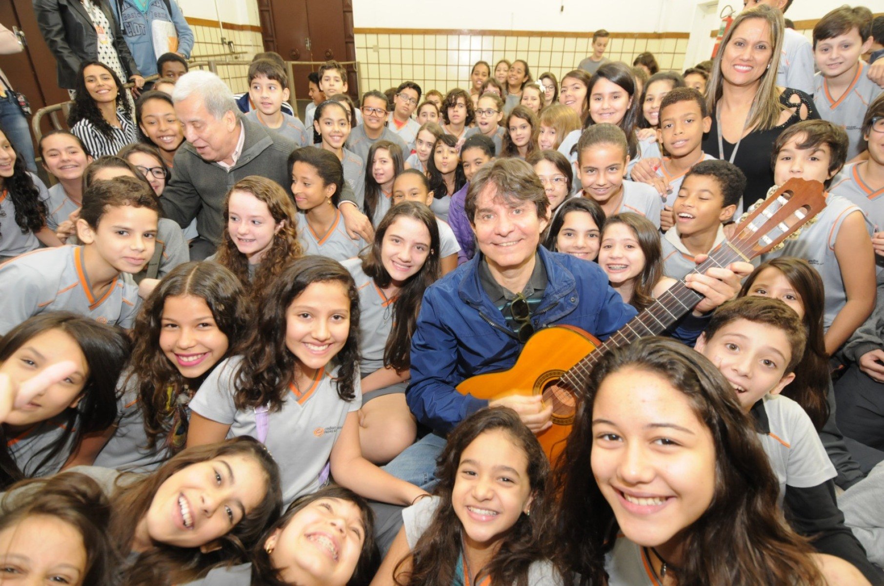 Os irmãos Marcio Borges e Lô Borges durante conversa com alunos do Colégio Padre Eustáquio.-Beto Novaes/EM/D.A Press