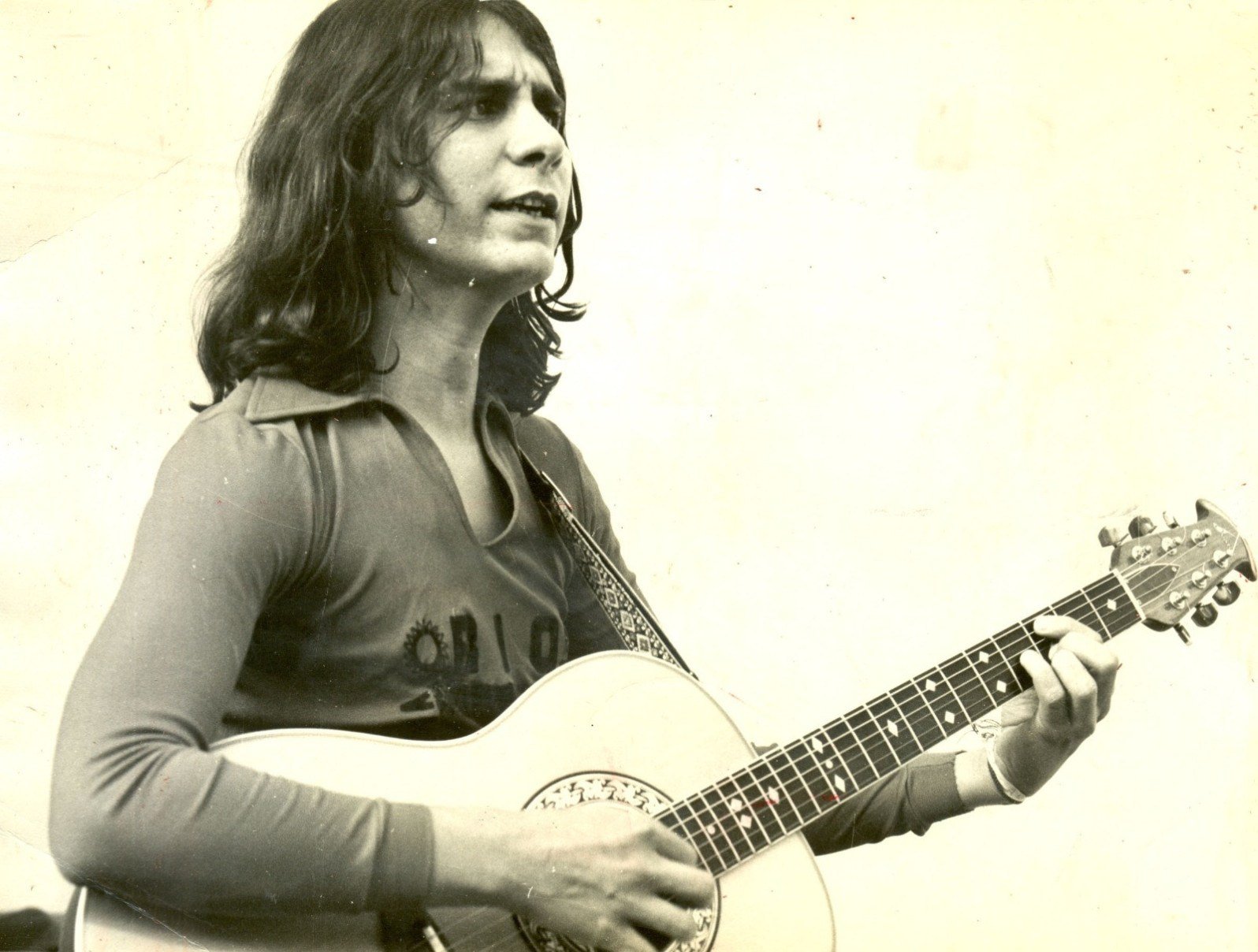 Lô Borges adolescente tocando violão-Arquivo EM