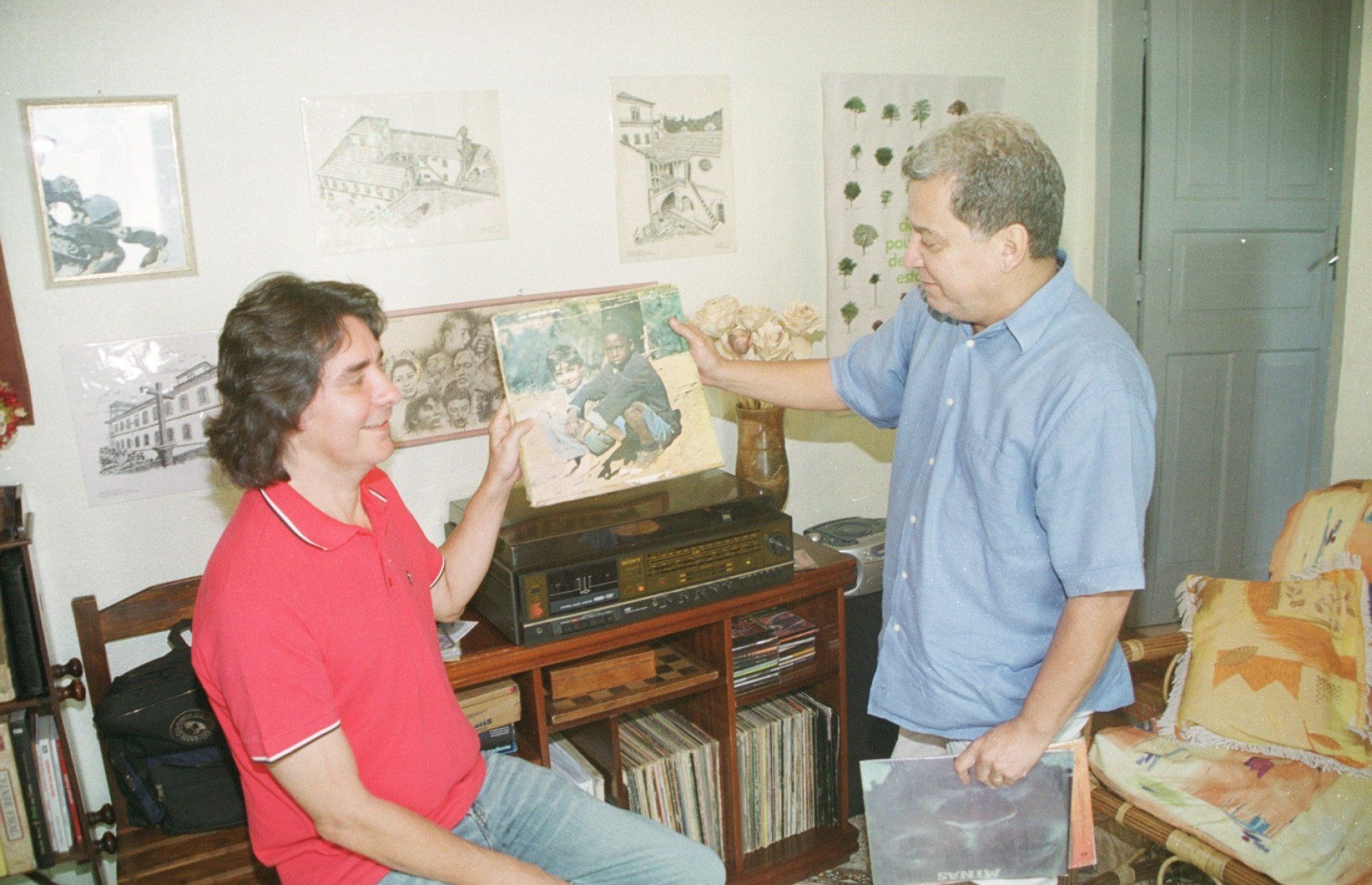 Lô Borges e seu irmão Márcio Borges seguram a capa do icônico álbum 