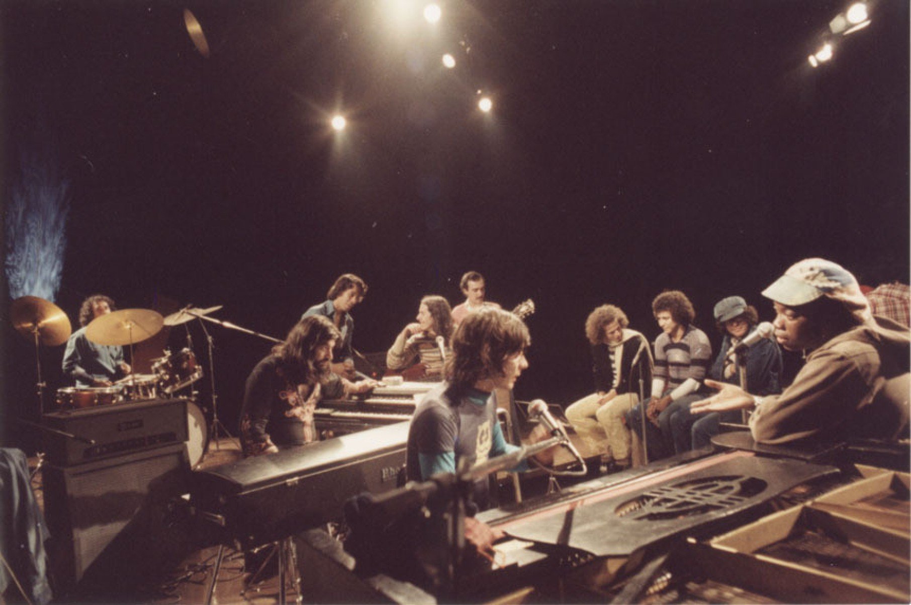 Lô Borges, no piano, e Milton Nascimento durante a gravação de um programa de TV sobre o disco Clube da Esquina, lançado em 1972. Com Wagner Tiso, teclados, Novelli, Beto Guedes, Nelson Angelo. Sentados, ao fundo, Ronaldo Bastos, Marcio Borges e Fernando Brant-Mario Luiz Thompson/Facebook de Milton Nascimento