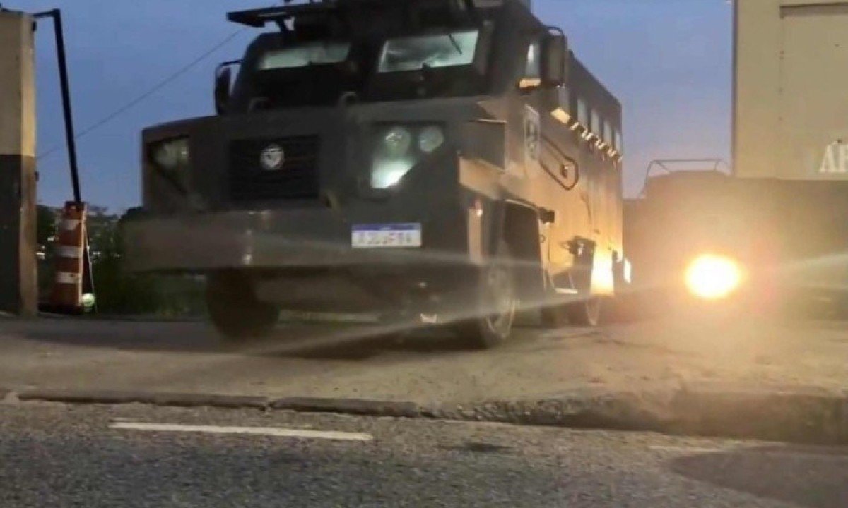 Blindado da PM em operação no Rio de Janeiro, que começou de madrugada Blindado da PM em operação no Rio de Janeiro, que começou de madrugada