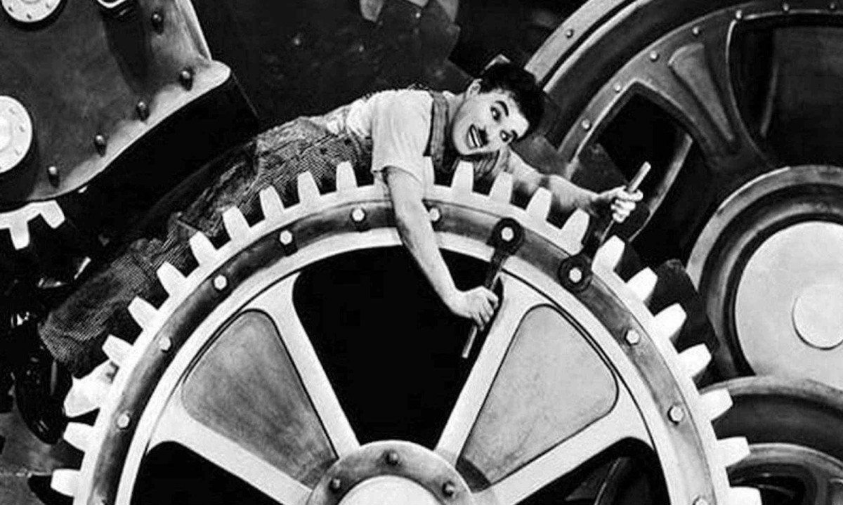 Cena de Charlie Chaplin no filme Tempos Modernos -  (crédito: Divulgação) Cena de Charlie Chaplin no filme Tempos Modernos -  (crédito: Divulgação)