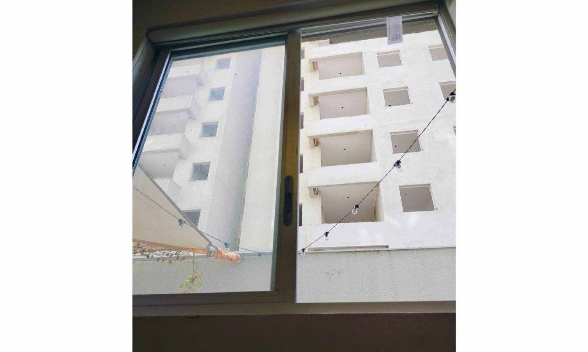 Vista da janela do cômodo furtado por criminosos no condomínio Vista da janela do cômodo furtado por criminosos no condomínio
