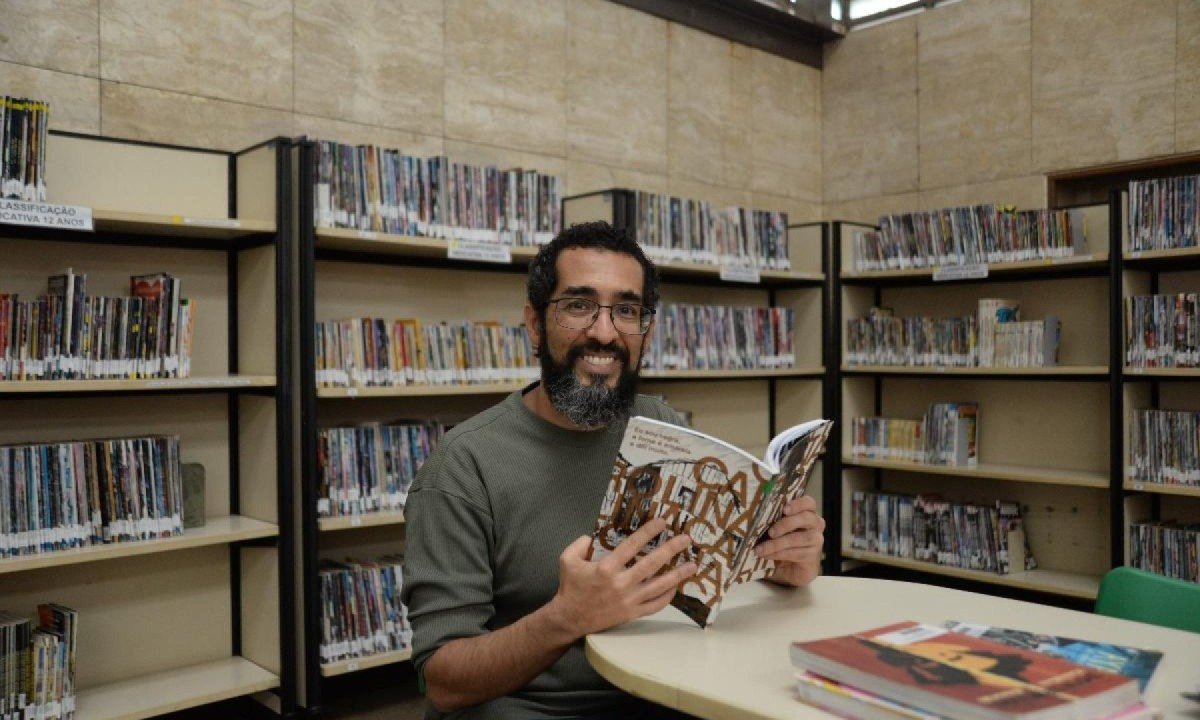 Na foto, o cartunista Richardson Santos, de 49 anos. Ele utiliza a Gibiteca para a pesquisa do seu mestrado  em Ci&ecirc;ncias da Informa&ccedil;&atilde;o na Universidade Federal de Minas Gerais (UFMG)