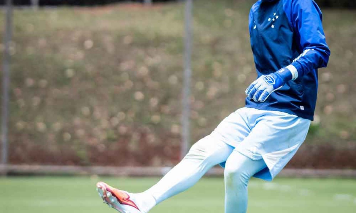 O goleiro Cássio, do Cruzeiro, alertou para a necessidade de todos os envolvidos com o futebol trabalharem em conjunto para melhorar a arbitragem brasileira -  (crédito: Gustavo Aleixo/Cruzeiro) O goleiro Cássio, do Cruzeiro, alertou para a necessidade de todos os envolvidos com o futebol trabalharem em conjunto para melhorar a arbitragem brasileira -  (crédito: Gustavo Aleixo/Cruzeiro)