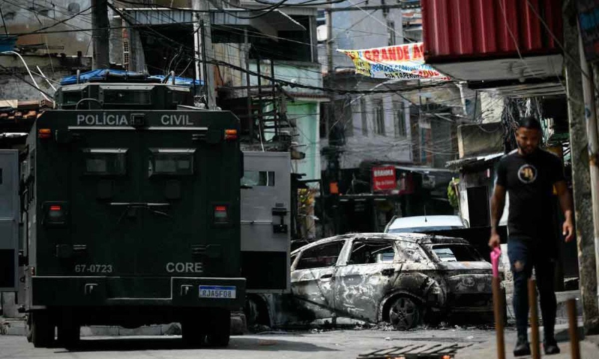 No Rio, a violência é um modo de regulação social: o tráfico impõe leis, administra conflitos e oferece "segurança" a quem o Estado abandona -  (crédito: Mauro Pimentel/AFP) No Rio, a violência é um modo de regulação social: o tráfico impõe leis, administra conflitos e oferece "segurança" a quem o Estado abandona -  (crédito: Mauro Pimentel/AFP)
