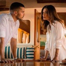 
Os comparsas André Lamoglia (Jefferson Moraes/Profeta) e Juliana Paes (Leila Fernandez) buscam influência e poder no mundo do crime organizado -  (crédito: NETFLIX/DIVULGAÇÃO)