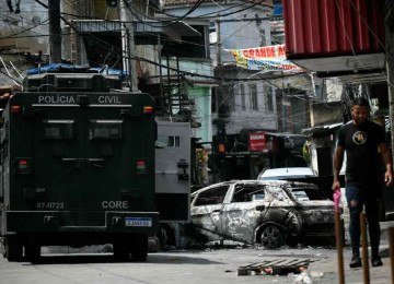 No Rio, a violência é um modo de regulação social: o tráfico impõe leis, administra conflitos e oferece "segurança" a quem o Estado abandona -  (crédito: Mauro Pimentel/AFP)