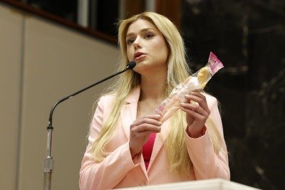 Acusada de 'Barbie da Shopee', deputada Amanda Teixeira segura boneca na tribuna da ALMG -  (crédito: Guilherme Dardanhan/ALMG)