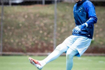 O goleiro Cássio, do Cruzeiro, alertou para a necessidade de todos os envolvidos com o futebol trabalharem em conjunto para melhorar a arbitragem brasileira -  (crédito: Gustavo Aleixo/Cruzeiro)