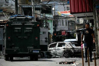 No Rio, a violência é um modo de regulação social: o tráfico impõe leis, administra conflitos e oferece "segurança" a quem o Estado abandona -  (crédito: Mauro Pimentel/AFP)