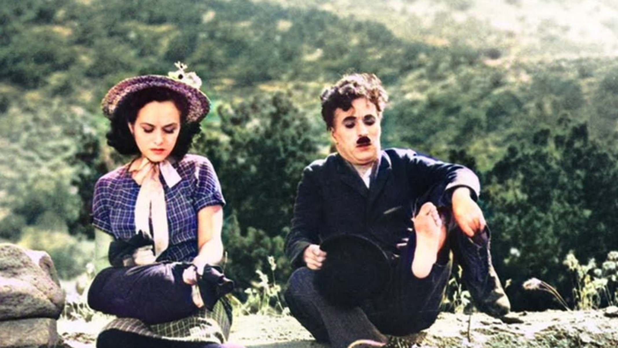 Atriz e Charles Chaplin em cena de Carlitos, ladrão elegante