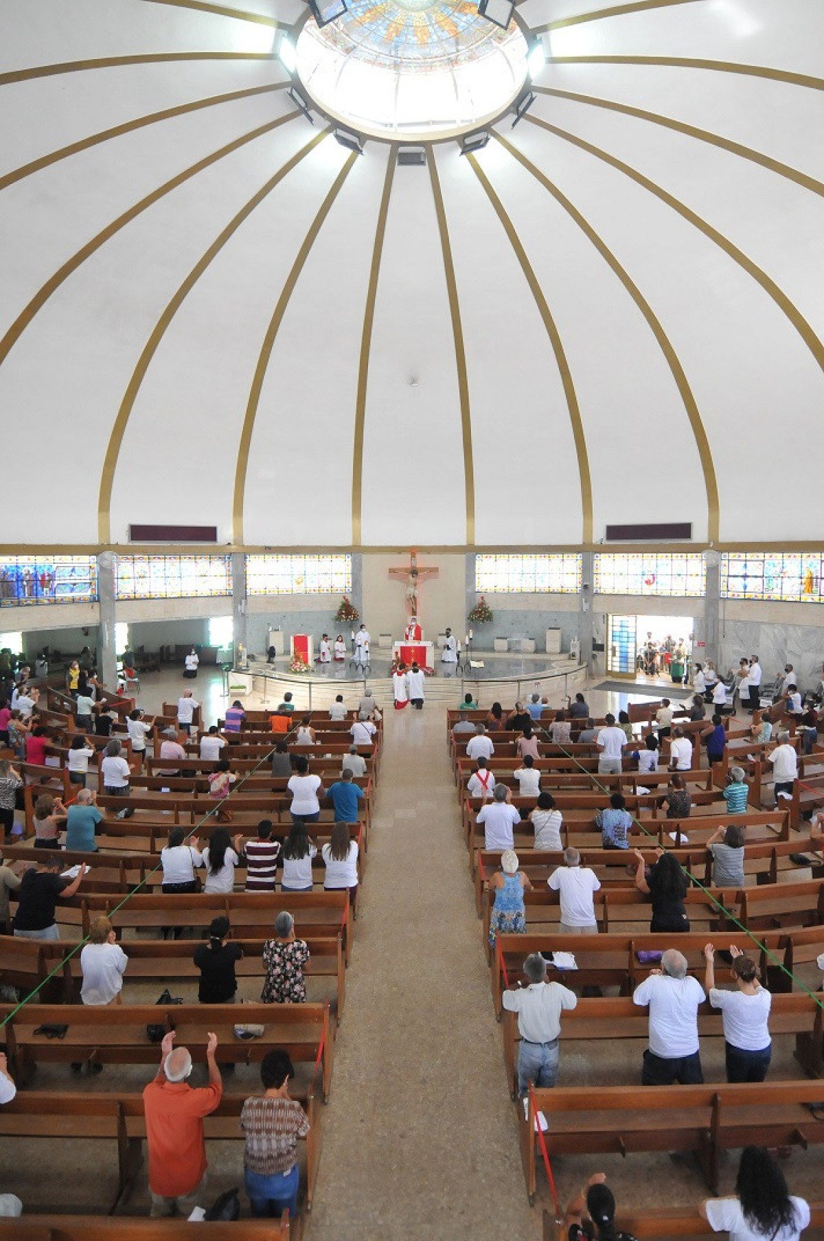 Fieis vão ao Santuário Arquidiocesano São Judas Tadeu (Igreja de São Judas Tadeu), no bairro da Graça, para homenagear o santo das causas impossíveis. Fieis assistem missa e queimam vela para agradecer graças alcançadas.        