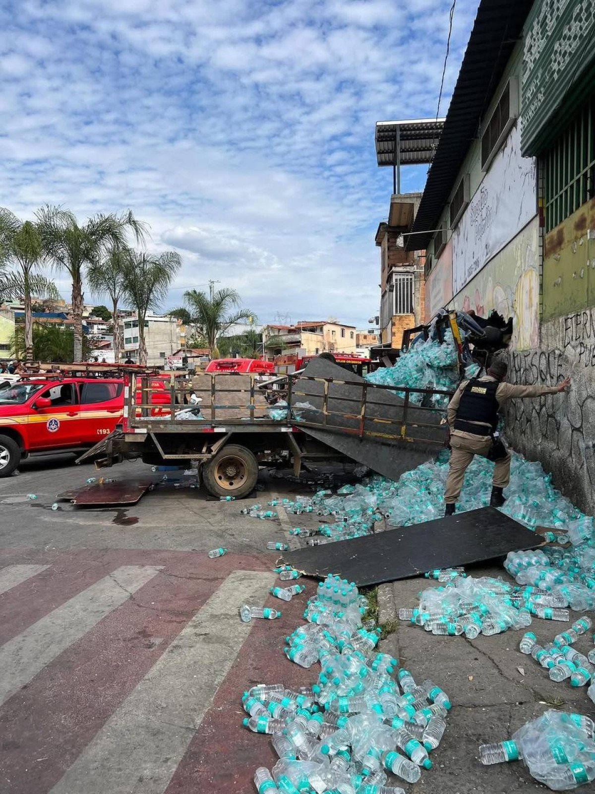 Caminh&atilde;o carregado com garrafas de &aacute;gua mineral colidiu com o muro de um com&eacute;rcio em Santa Luzia