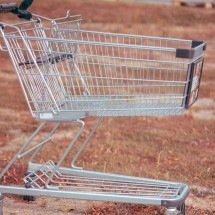 Homem abandona corpo de mulher em carrinho de supermercado - Unsplash