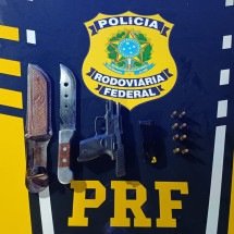 Motorista é flagrado com arma, munições e faca na BR-262 - PRF/Reprodução