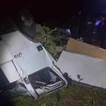 MG: caminhoneiro morre preso às ferragens depois de capotamento na BR-459 - CBMMG/Reprodução