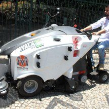 Prefeitura de BH testa varredeira elétrica para limpeza de praças e calçada - Jair Amaral/EM/D.A. Press