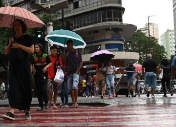 Chuva com raios e ventos pode atingir a capital mineira até esta quinta-feira (30) -  (crédito: Leandro Couri/EM/D.A. Press)