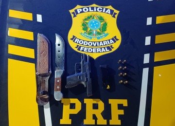 Condutor foi pego com arma, munições e faca na BR-262, em Rio Casca (MG), na Zona da Mata -  (crédito: PRF/Reprodução)