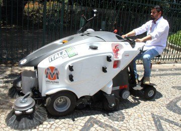 A varredeira elétrica é 100% elétrica, silenciosa e de emissões zero, projetada para otimizar a limpeza urbana -  (crédito: Jair Amaral/EM/D.A. Press)