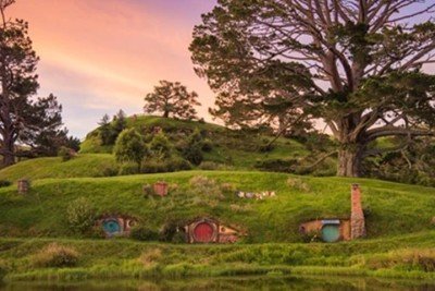 Um dos cenários usados nas filmagens de 'O Senhor dos Anéis' existe de verdade. O lugarejo de Hobbiton fica na Nova Zelândia e, no começo, era apenas um local onde a produção erguia fachadas para o filme, que eram desmontadas em seguida.  -  (crédito: Divulgação)